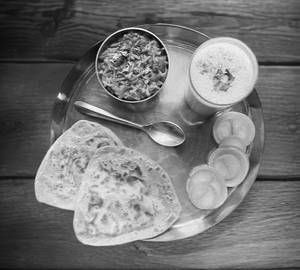 4 Paratha ORSev Tamatar Salad Onion