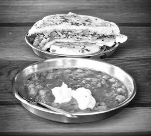 Butter masala chole kulche