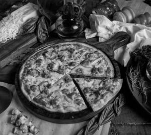 Euphoria - Makhni Paneer Pizza