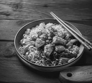 Egg Chicken Hakka Noodles (Full)