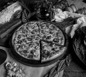 Heatwaves - Schezwan Paneer Pizza