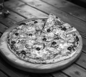 Onione black olive pizza