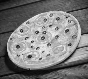 Tomato black olive pizza