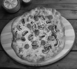 Mushroom tomato pizza