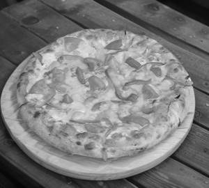 Capsicum tomato pizza