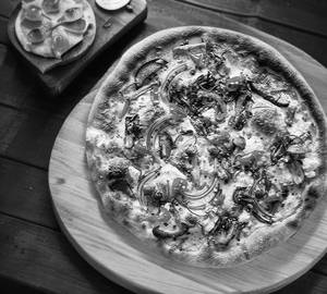 Mushroom onion pizza
