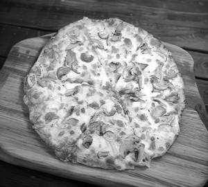 Mushroom capsicum pizza