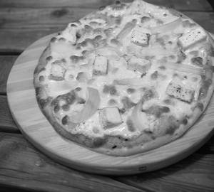 Paneer onion pizza