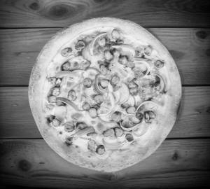 Onion sweet corn pizza