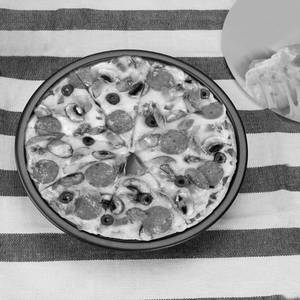 Classic cheesy pizza