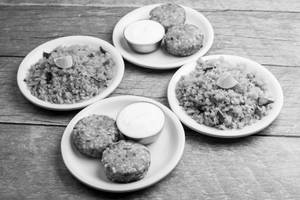 2 Sabudana Vada + 2 Kande Pohe