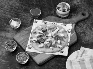 Indo Western Fusion Pizza (8 Inches, Thin Crust)