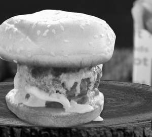 Paneer Kurkure Veg Burger