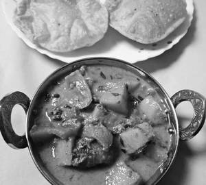 4 Poori with Aloo Gravy