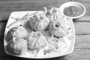 Steamed Veg Momos (6pcs)