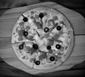 Deluxe veggie pizza