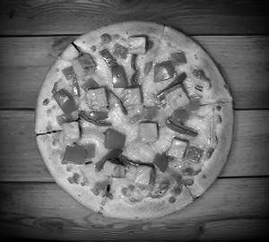 Tandoori paneer tikka pizza