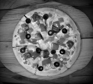 Deluxe chicken pizza