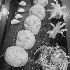 Veg Pan Fried Momo In Schezwan Sauce [Regular]
