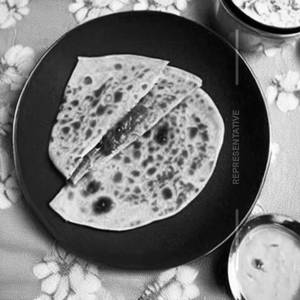 Stuff Paneer Paratha Ke Sath Mayonaise Aur Pudina Chutney
