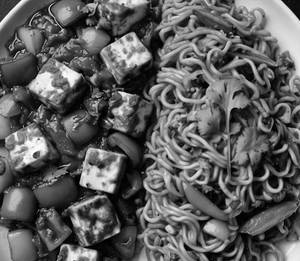 Paneer chilli full and choice in noodles