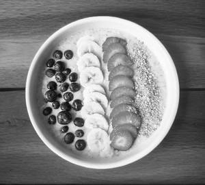 Yogurt oats with chia seeds & fruits