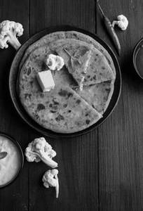 Gobhi Paratha With Curd & Pickle
