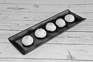 Kaju Macaroons (180 gms)