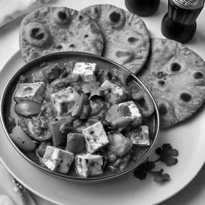 Kadhai Paneer + 2 Missi Roti 