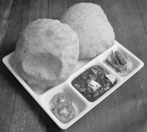 Chole Bhature (2 Bhature)