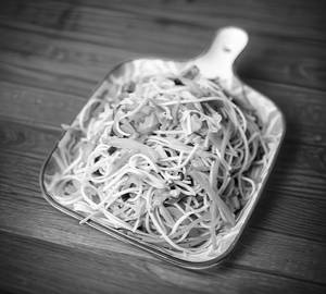 Chilli Garlic Noodles (Served with sauce)