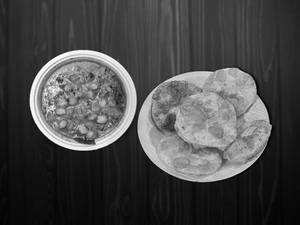 Luchi [4Pcs] And Chana Masala