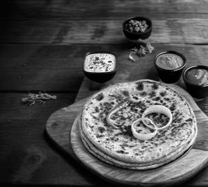 Pyaaz Tamatar Paratha