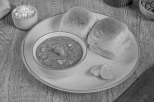 Pav Bhaji (Serves 1)