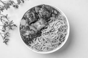 Spicy Chilly Paneer With Hakka Noodles Bowl
