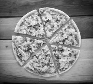 Chicken mozrilla pizza