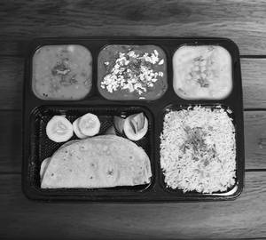 Aloo paneer paratha thali