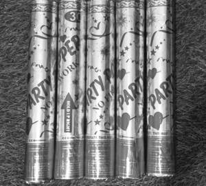 Set of 2 party poppers
