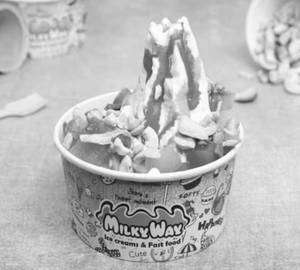 Fruit and nut sundae