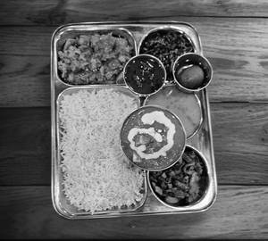 Special Deluxe Veg Thali [Serves 1]