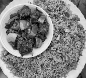 Veg fried rice and chilli chicken [4 pieces]