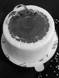 White Chocolate Caramel Cake [1 Kg]