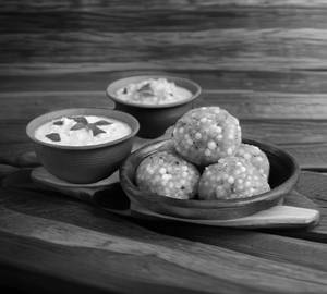 Sabudana Vada (4 Pcs)& Makhmali Paneer With Curd