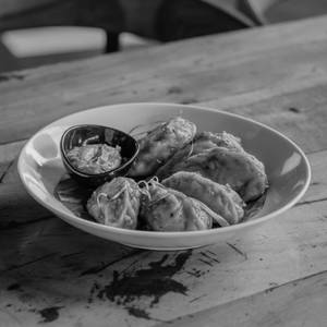 Sriracha Tossed Momos Chicken (6 Pcs)