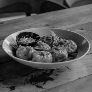 Sriracha Tossed Momos Veg (6 Pcs)