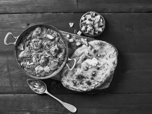 Chicken curry ( 2 pieces) and 2 Naan