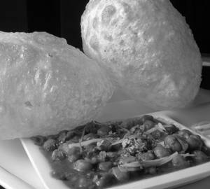 Chole Bhature (2 Pcs)