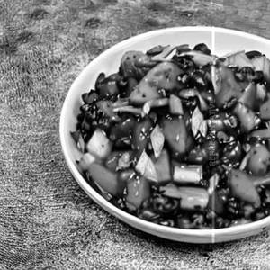 Saute vegetables in black bean sauce