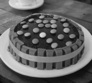 KitKat Chocolate Cake (500 Gram Eggless)