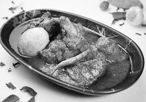 Mutton Dak Bungalow(3 Pieces With Aloo And Fried Egg )